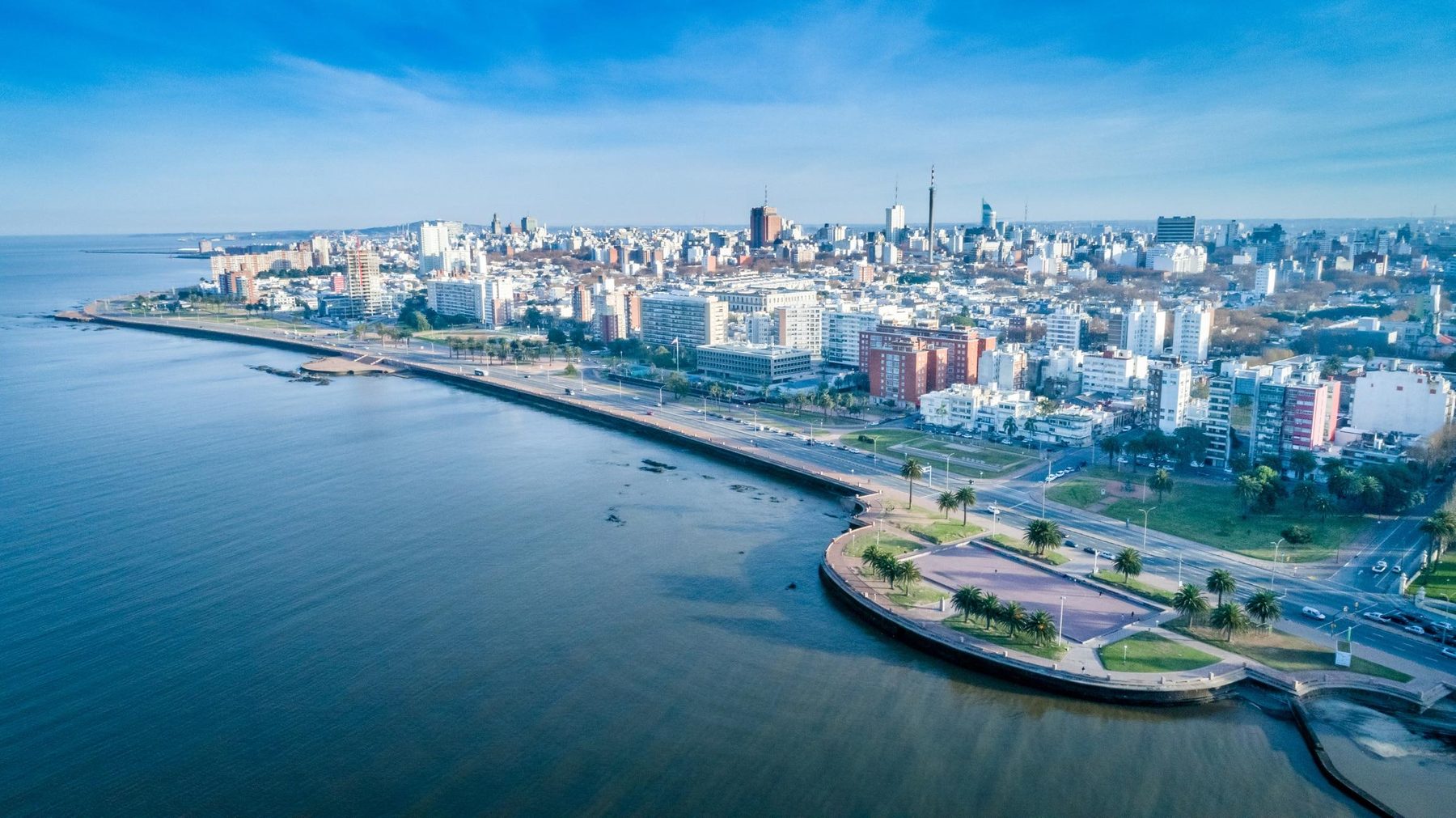蒙得维的亚滨海大道与市区天际线